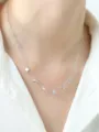 Collier ras de cou argenté délicat orné de plusieurs petits pendentifs disques ronds. - Argent