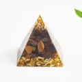 Piramide in resina di pietra di cristallo naturale ornamento di meditazione energetica - 3cm / Occhio di tigre