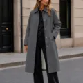Vue détaillée de l'élégant manteau mi-long gris foncé à revers simple boutonnage en extérieur. - S / Hauts / Gris foncé