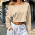 Elegante top corto de mujer con hombros descubiertos y ojales metálicos en caqui. - S / Tops / Caqui