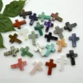 Natuurlijke kristallen kruishangers, geboorde charms voor sieraden, multicolor mix. - 30*22*6mm Kruis Hanger / Willekeurige Kleur (1 PC)