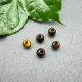 Primo piano di perle rotonde sfuse in pietra naturale con foro grande per la creazione di gioielli. - Perla da 8mm (Foro da 3mm) / Occhio di tigre