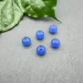 Primo piano di perline rotonde in pietra naturale blu da 8 mm su ardesia con foglia. - Perla da 8mm (Foro da 3mm) / Agata blu