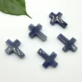 Close-up van natuurlijke blauwe kristallen kruisangers sieraden accessoires detail. - 30*22*6mm Kruis Hanger / Blauwe Aventurijn