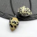 Vista dettagliata di un ciondolo a goccia in pietra naturale con cordino nero su ardesia. - Dalmatian Jasper