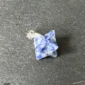 Blauer Stein Merkaba Stern Kristall Anhänger Detailansicht zeigt einzigartige Natursteinstruktur. - Blauer Punkt Sodalith