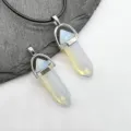 Collana con ciondolo a prisma esagonale in opale naturale con gancio argento e cordino nero. - Opale sintetico