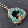 Collar con colgante de geoda de cristal natural, diseño dorado irregular único. - Colgante Solo (Sin Cadena) / Verde fresco
