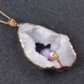 Primer plano del colgante de cristal de geoda natural con borde chapado en oro. - Colgante Solo (Sin Cadena) / Blanco Elegante
