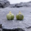 Vista dettagliata del ciondolo a zucca in giada verde scolpita per gioielli fai da te. - Giada Xiuyan