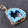 Primer plano detalle del collar colgante de cristal geoda azul irregular con borde dorado. - Colgante Solo (Sin Cadena) / Azul Caballero
