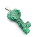 Primo piano dettaglio del ciondolo a chiave con cuore in pietra striata verde con gancio. - Malachite Sintetica