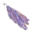 Gedetailleerde close-up van een kleurrijke, titan-gecoate onregelmatige kristallen hanger. - Onregelmatige Hanger Zonder Ketting / Kleurrijk Bruinrood