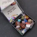 Gedetailleerd overzicht van gemengde minerale kristalstenen en exemplaren in een doorzichtige doos. - Monsterdoos 5.5x4x2cm / Meerkleurig