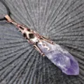 Collana con pendente in cristallo di ametista grezza naturale con cappuccio in metallo rame. - solo ciondolo / Bronzo