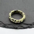Anello in pietra naturale, anello circolare lucidato liscio, accessorio di gioielleria. - 18-20mm Diametro Interno / Dalmatian Jasper