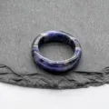 Anello in pietra naturale con texture minerale blu e nera, elegante gioiello vintage. - 18-20mm Diametro Interno / Sodalite