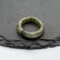 Primo piano di anello in pietra naturale, fascia minerale rotonda vintage per stile unico e quotidiano. - 18-20mm Diametro Interno / Labradorite
