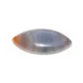 Primo piano di cabochon in pietra preziosa marquise, superficie liscia e ben lucidata. - Agata Grigia