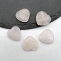 Primo piano di cuori in cristallo di quarzo rosa naturale lucido, decoro di gemme lisce senza foro. - Quarzo rosa
