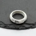 Vista dettagliata di un anello in pietra bianca con venature naturali, gioiello unisex minimalista. - 18-20mm Diametro Interno / Howlite
