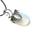 Primo piano dettagliato di una collana con ciondolo a luna in argento vintage e pietra. - Collana Ciondolo Stella Luna / Opale Sintetico