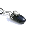 Primo piano dettagliato di una collana con ciondolo luna in pietra arenaria blu e occhio gatto. - Collana Ciondolo Stella Luna / Pietra D'oro Blu Sintetica