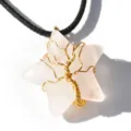 Primo piano dettagliato del ciondolo stella in quarzo rosa naturale con albero della vita. - Quarzo rosa