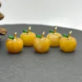 Ciondoli a mela in pietra di cristallo giallo naturale con steli d'oro e foglie verdi fai da te. - Topazio
