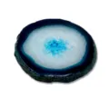 Dettaglio fetta di agata naturale blu, superficie lucida e bordo grezzo come sottobicchiere. - Fetta di agata blu