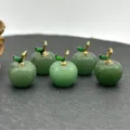 Dettaglio del ciondolo mela in giada avventurina verde per gioielli collana DIY. - Aventurina verde