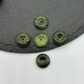 Primer plano de cuentas de hebilla de seguridad de jade verde natural de 15 mm, superficie pulida. - Jade Oliva