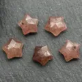 Dettaglio pendente stella in cristallo sfaccettato con texture scintillante e foro per gioielli DIY. - Quarzo rosa