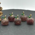Dettagli di ciondoli a mela in cristallo naturale con steli dorati per gioielli. - Quarzo rosa