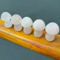 Primo piano di cinque sculture di funghi in cristallo di quarzo rosa naturale per micro paesaggi. - Quarzo Rosa (1 Pezzo)