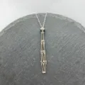 Elegante collana con ciondolo geometrico in metallo argentato con pratico cursore e barre. - 1 Pezzo Gabbia a Rete Argento