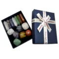 Coffret de cristaux Chakra avec six colonnes hexagonales et pierres polies dans un coffret cadeau. - Boîte Cadeau Piliers Hexagonaux Et Pierres Irrégulières