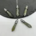 Nahaufnahme Detail von Naturstein Kristall Sechseckige Säule Anhänger Halskette Schmuck. - Labradorit