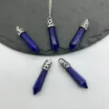 Nahaufnahme von blauen Kristall Sechskantsäule Anhängern mit filigranen Silberkappen präsentiert. - Lapislazuli