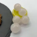 Primo piano dettagliato di pietre preziose a sfera in cristallo di quarzo rosa. - 25mm / Quarzo rosa