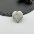 Ciondolo in pietra di cuore turchese bianca naturale per collana portachiavi dettaglio - Howlite