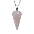 Primo piano dettagliato di un ciondolo pendente esagonale in quarzo rosa con catena. - Ciondolo in Quarzo Rosa (Senza Catena)