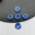 Gros plan de perles donut en cristal bleu de 15 mm, accessoires de bijoux en pierres précieuses. - Aventurine Bleue