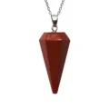 Primo piano dettagliato del ciondolo a pendolo in cristallo esagonale rosso con catena d'argento. - Ciondolo in Diaspro Rosso (Senza Catena)