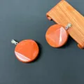 Ciondolo in pietra rossa naturale intagliato geometrico collana vista dettagliata. - diaspro rosso