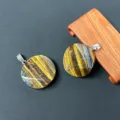 Natürliches Tigerauge runder Anhänger Halskette Detailansicht, edler Mineral Schmuck. - Tigerauge