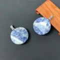 Natürlicher blauer Kristallstein Anhänger runde geometrische geschnitzte Halskette Damen - Blaupunktstein