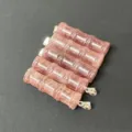 Detailansicht des rosafarbenen Kristall-Bambusanhaengers, ideal fuer DIY-Schmuck und Ketten. - Erdbeerquarz (1 Stück)