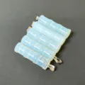 Nahaufnahme Detail des transluzenten Opal Bambus geformten Anhängers mit Silberöse. - Künstlicher Opal (1 Stück)