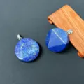 Nahaufnahme eines runden Lapislazuli-Anhängers mit Metallöse auf dunklem Hintergrund - Lapislazuli